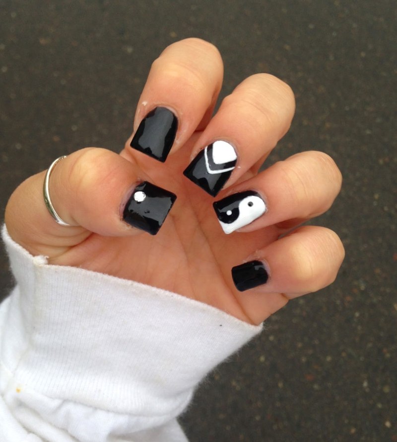 Простой белый маникюр