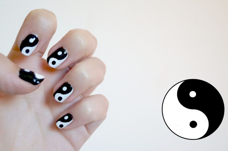 Маникюр на короткие ногти Инь Янь