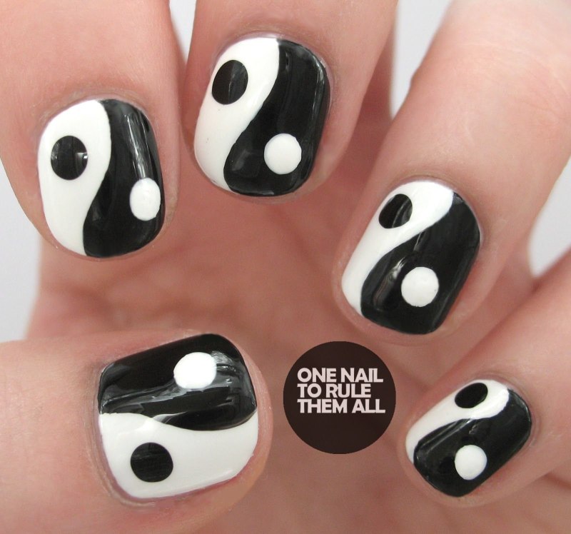 Маникюр Инь Янь фото на коротких ногтях