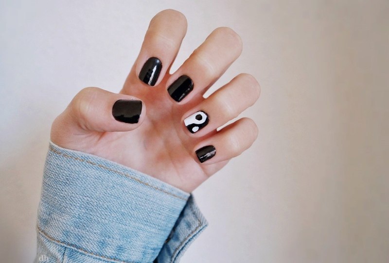 Необычный черно белый маникюр
