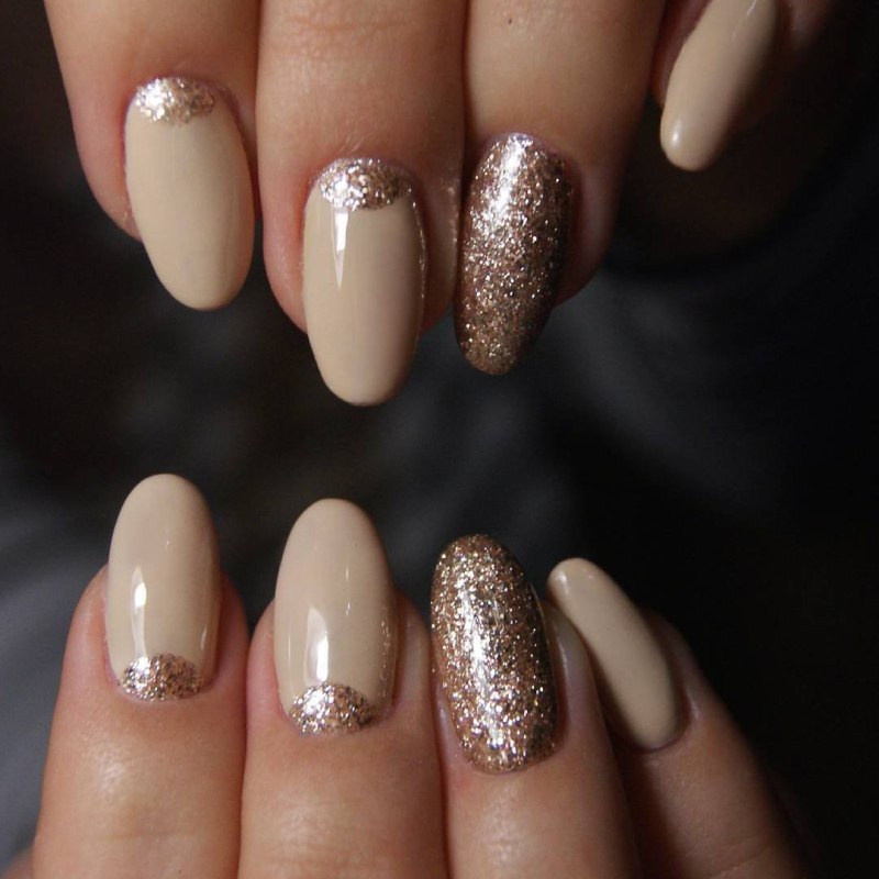 Французский маникюр с блестками