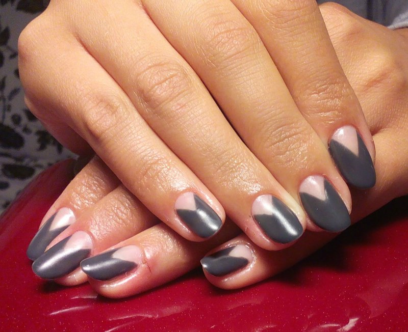 Маникюр в серых тонах