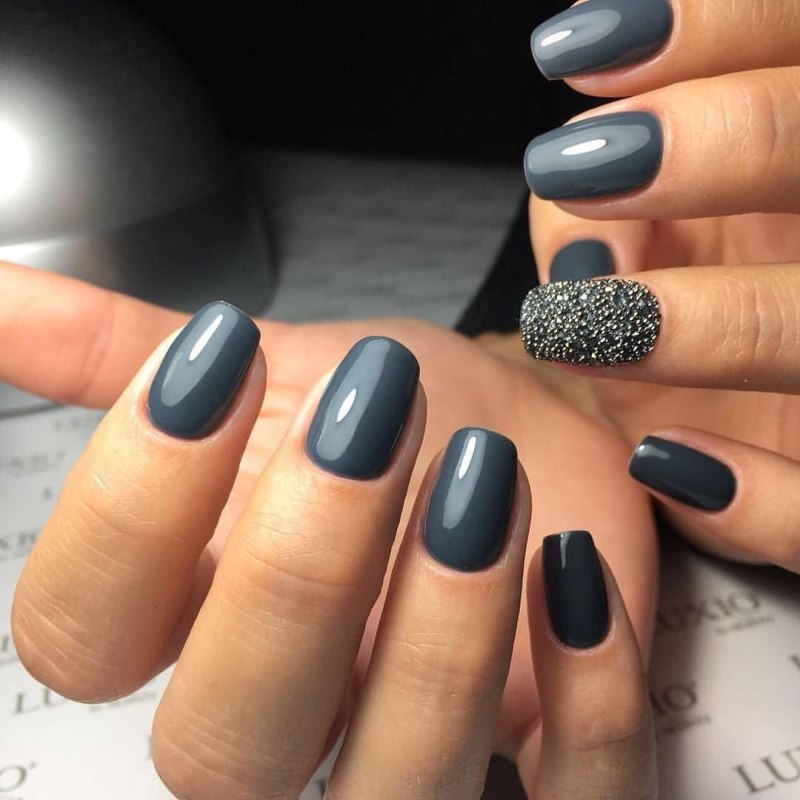 Ногти серые с черным