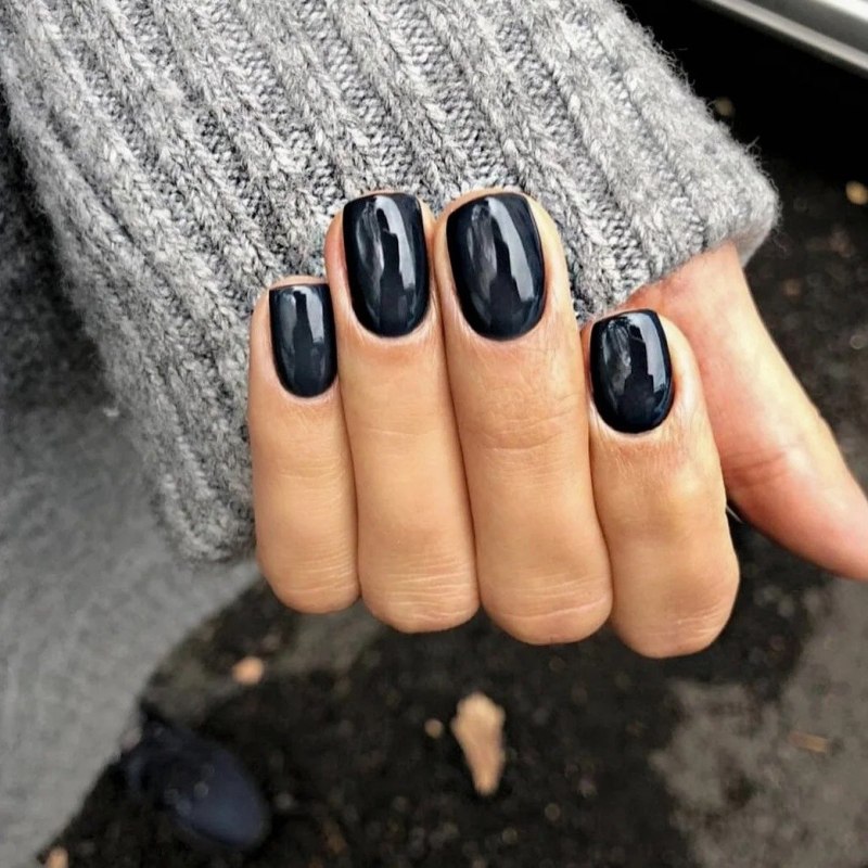 Маникюр на короткие ногти однотонный темный