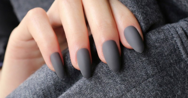 Темно серый маникюр с блестками