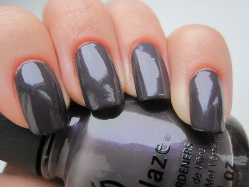 Маникюр с серым цветом