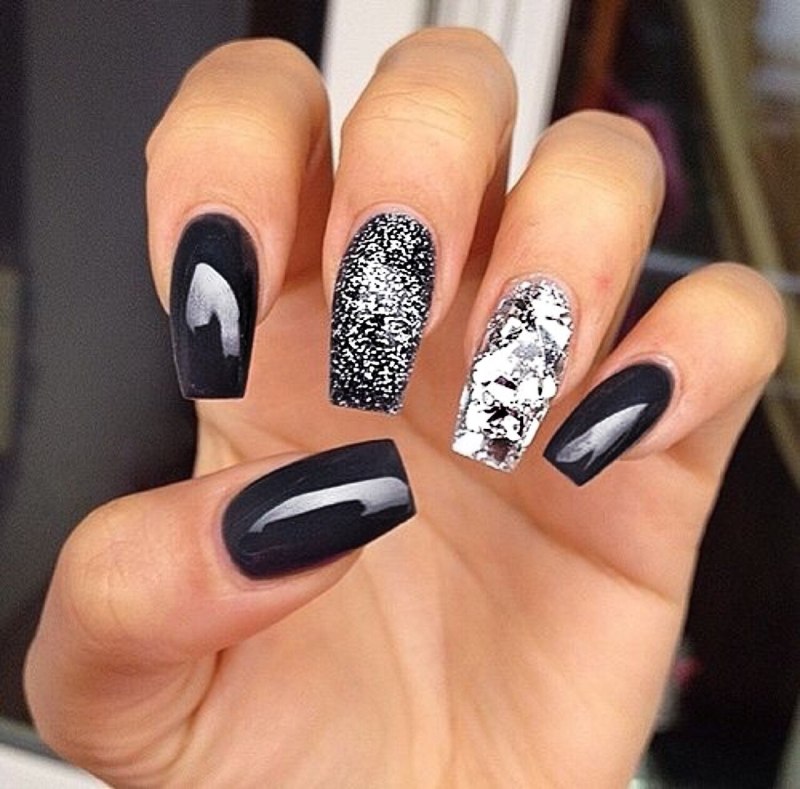 Ногти серого цвета с блестками