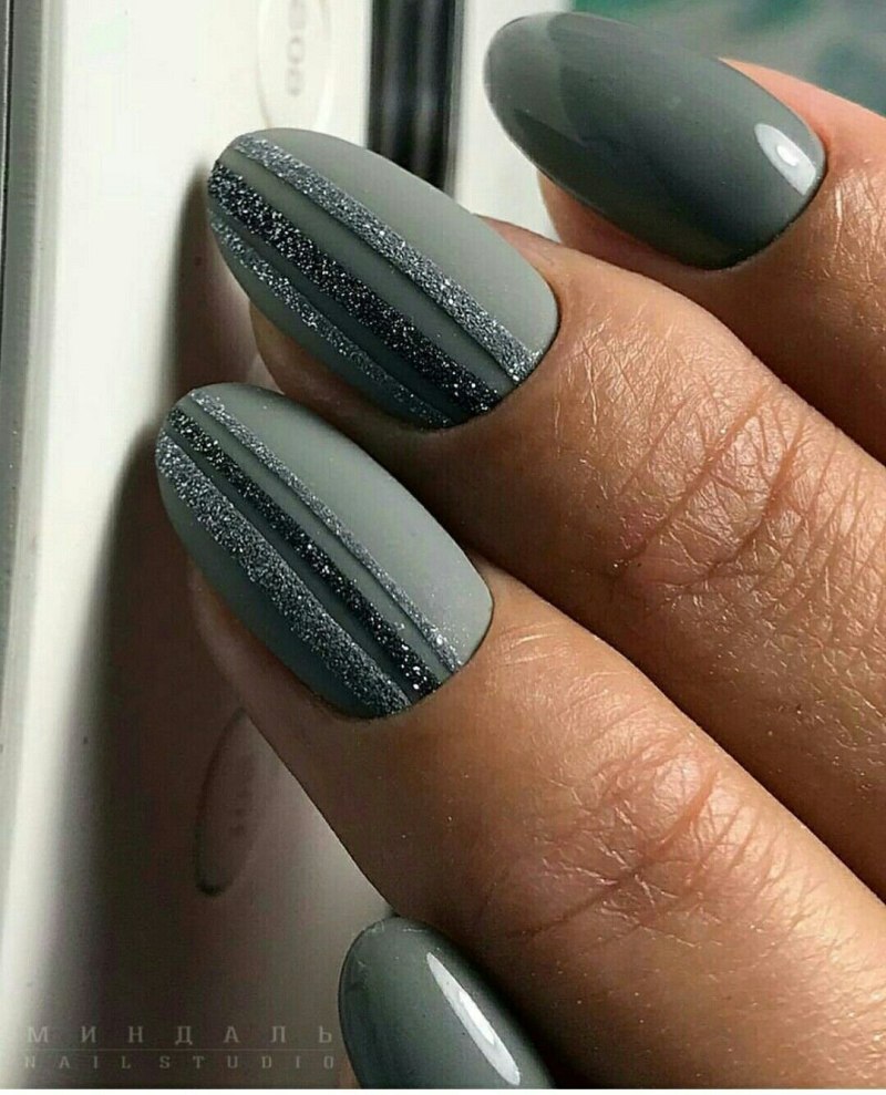 Серый лак для ногтей