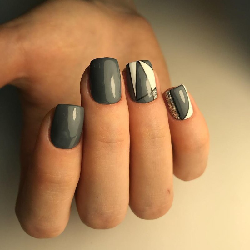 Тёмный маникюр на короткие ногти