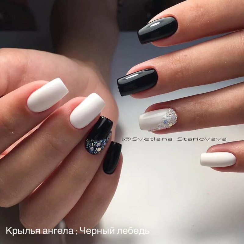 Чёрный маникюр со стразами