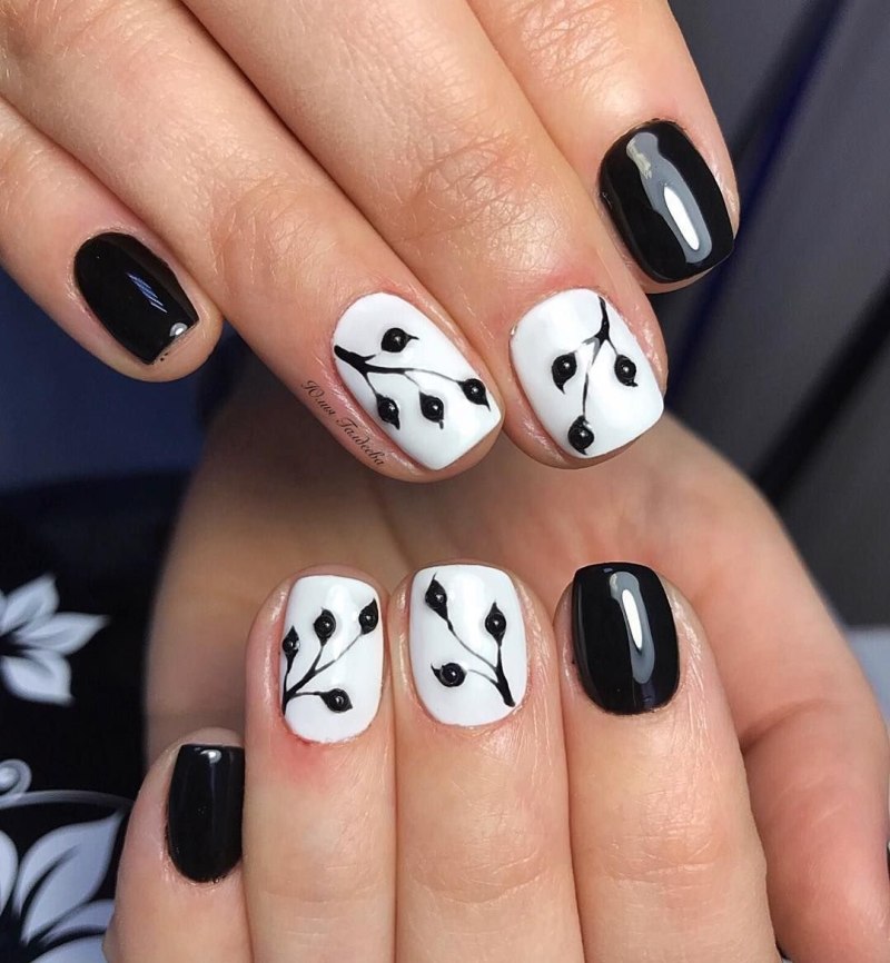 Маникюр белый с черным