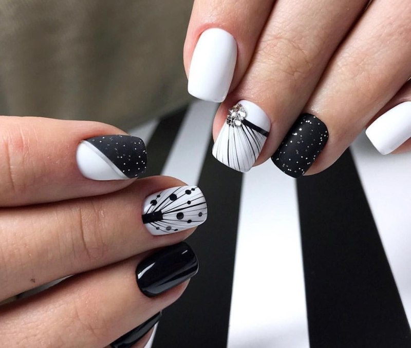 Черно белый маникюр