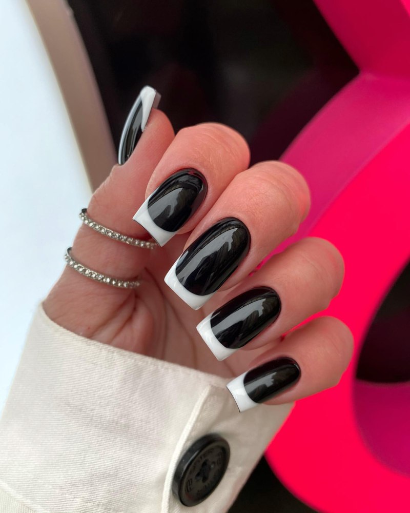 Чёрный маникюр с белыми цветами