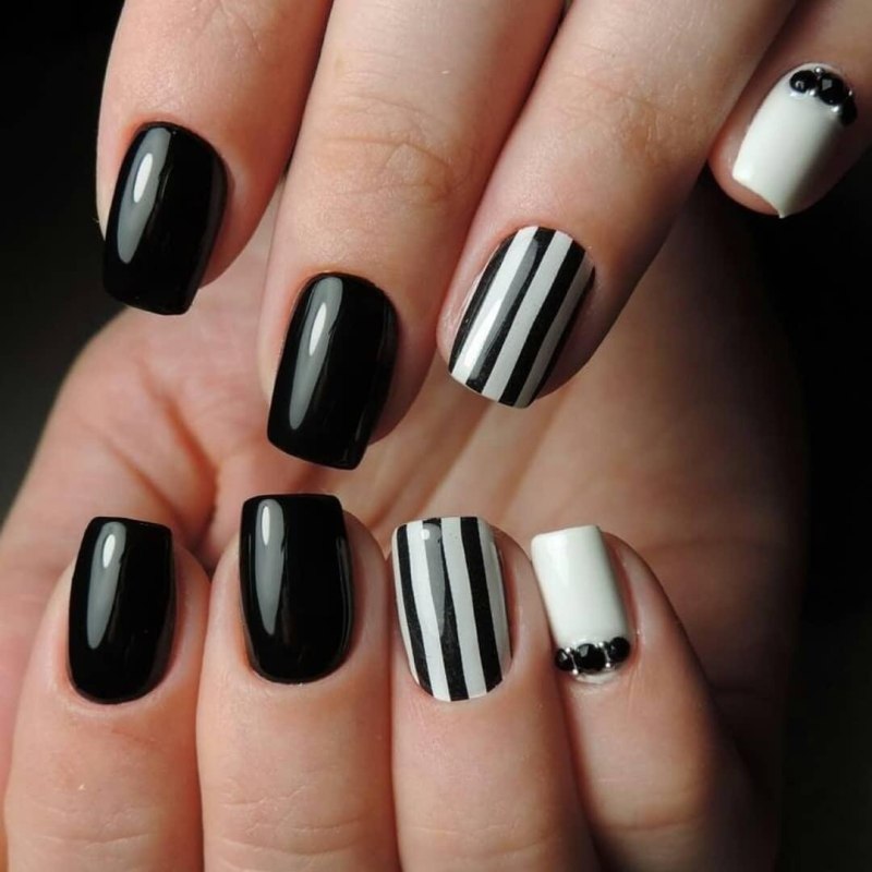 Маникюр белый с черным