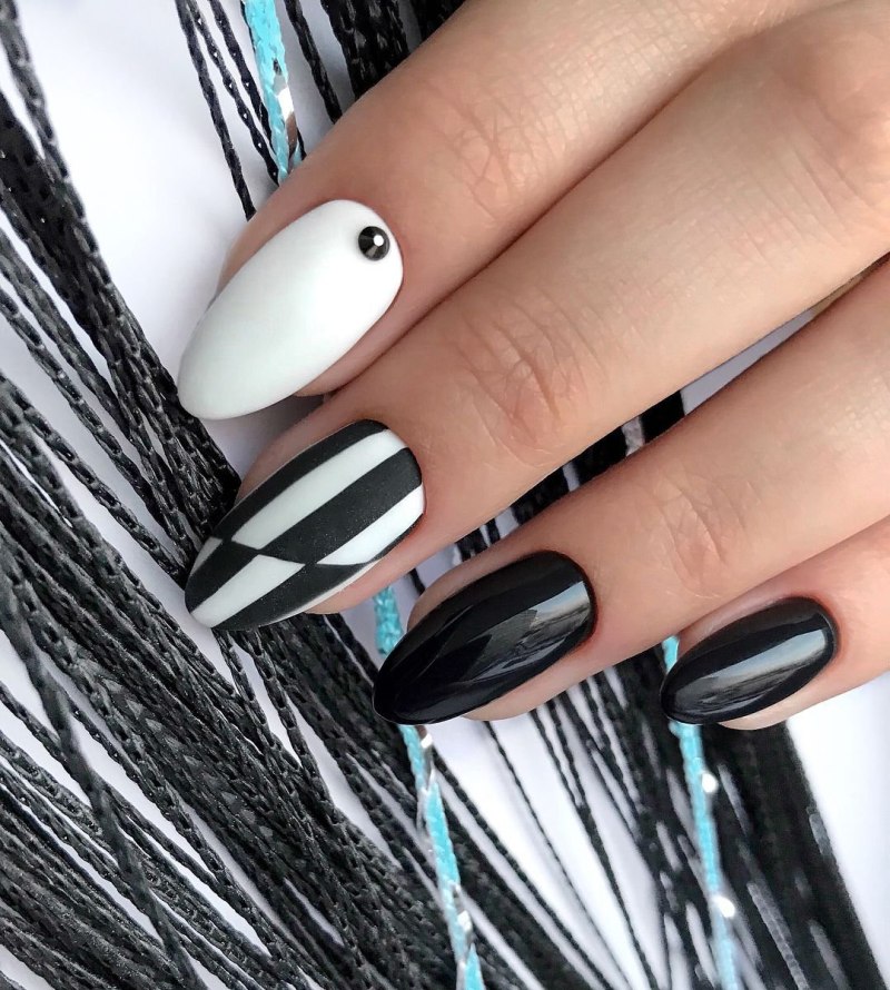 Маникюр белый с черным