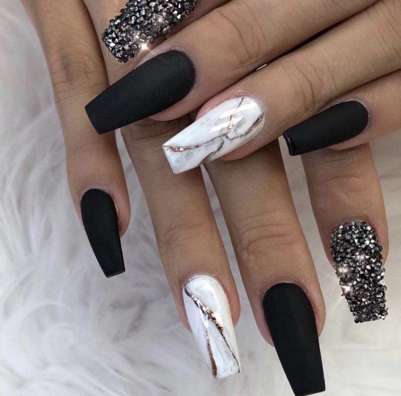 Черно белый маникюр