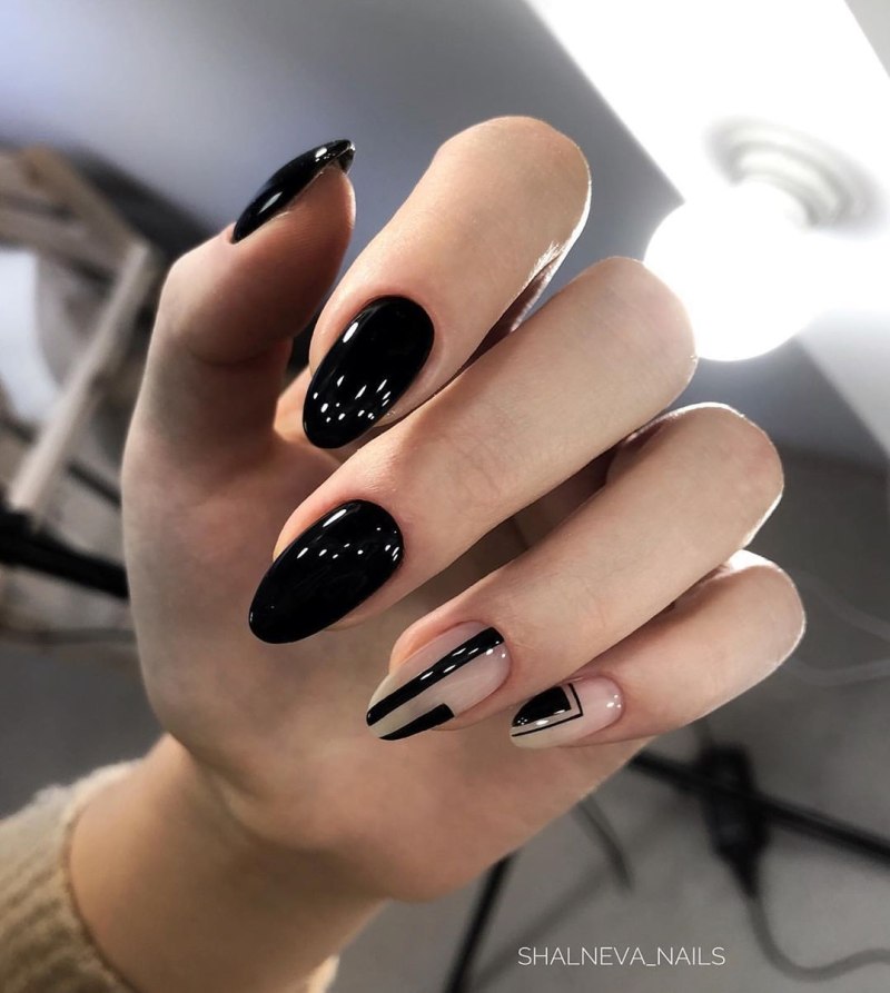Черноблый маникюр со стразами