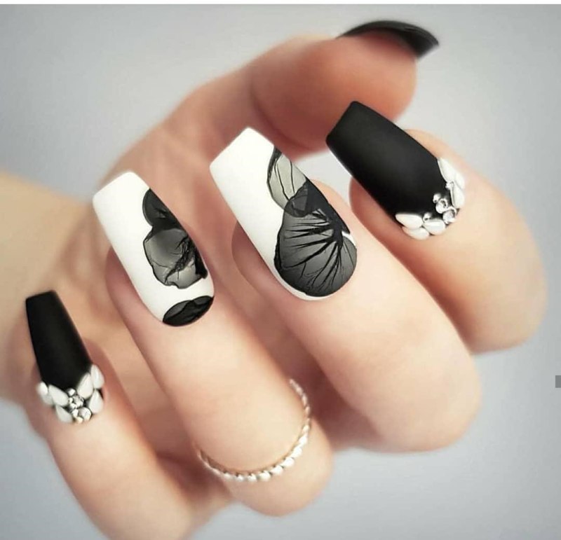 Черно белый маникюр