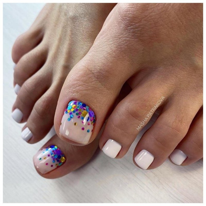 Красивый педикюр со стразами