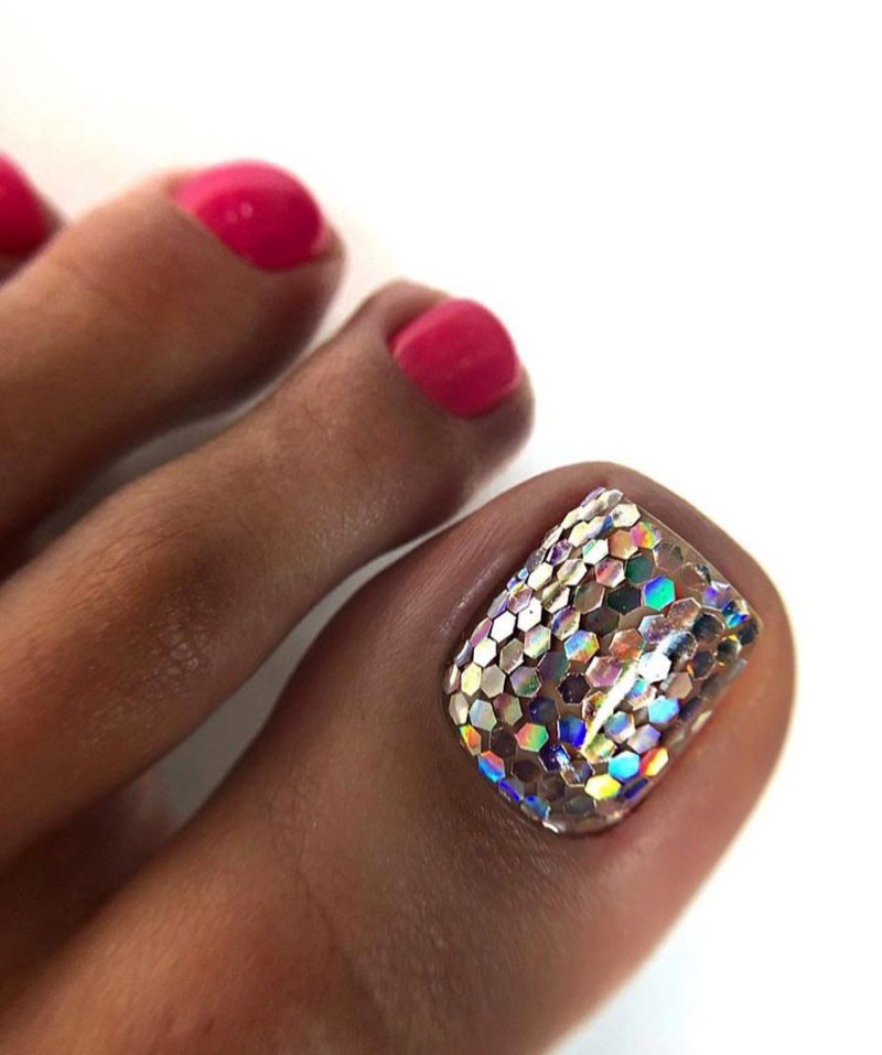 Педикюр блестящий