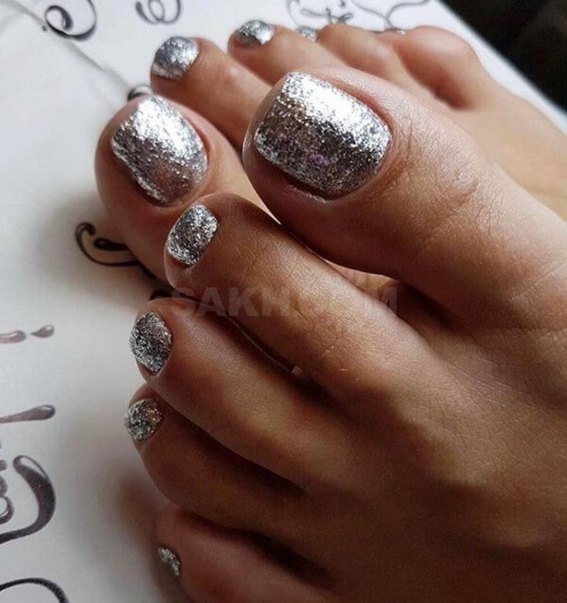 Педикюр с блестками