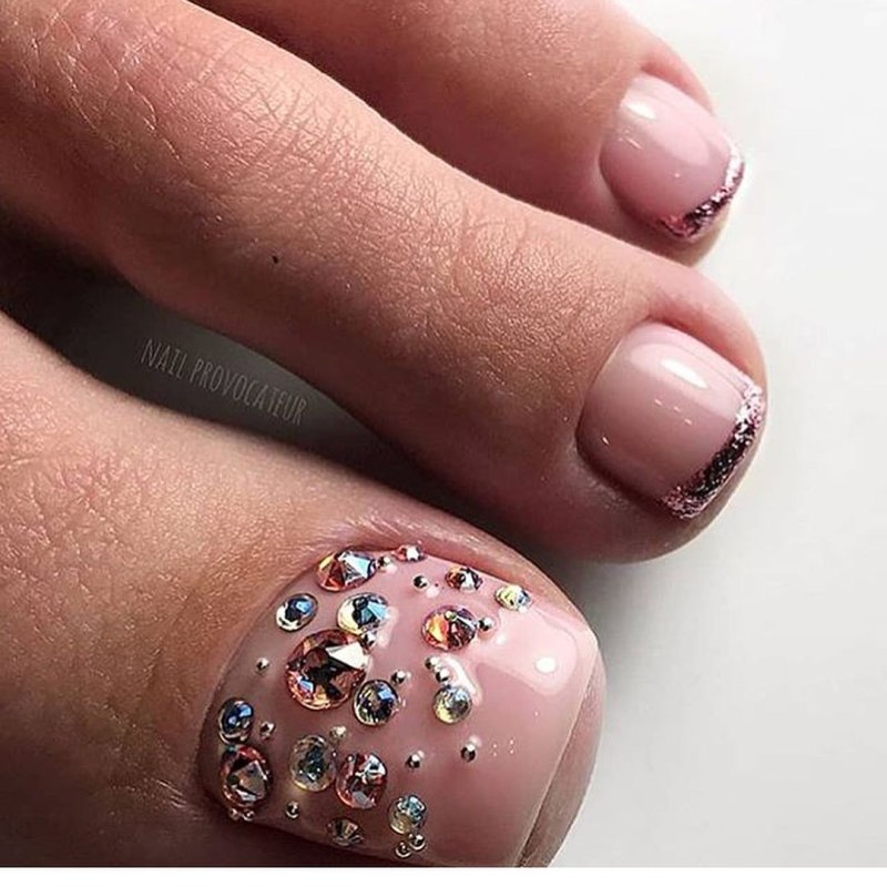 Красивый яркий педикюр