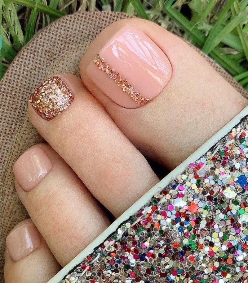 Педикюр с блестками