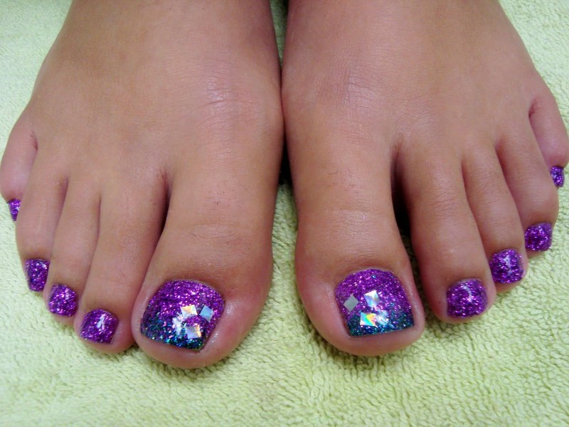 Педикюр с блестками