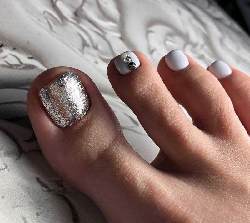 Педикюр с блестками