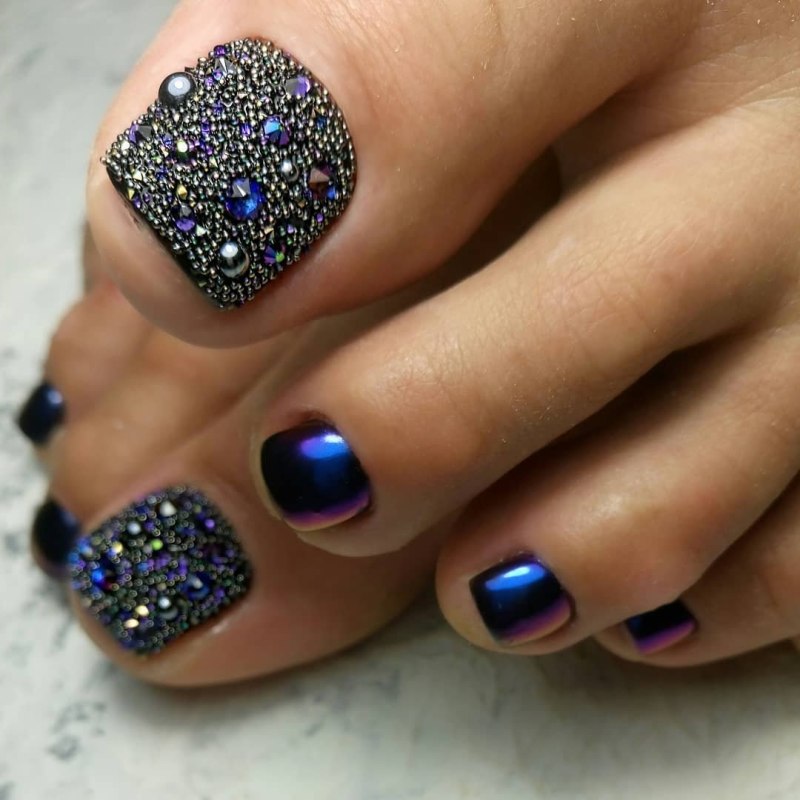 Педикюр с камушками