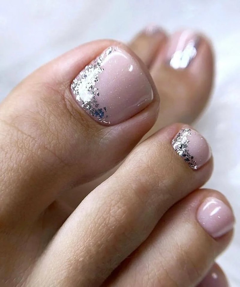 Педикюр блестящий