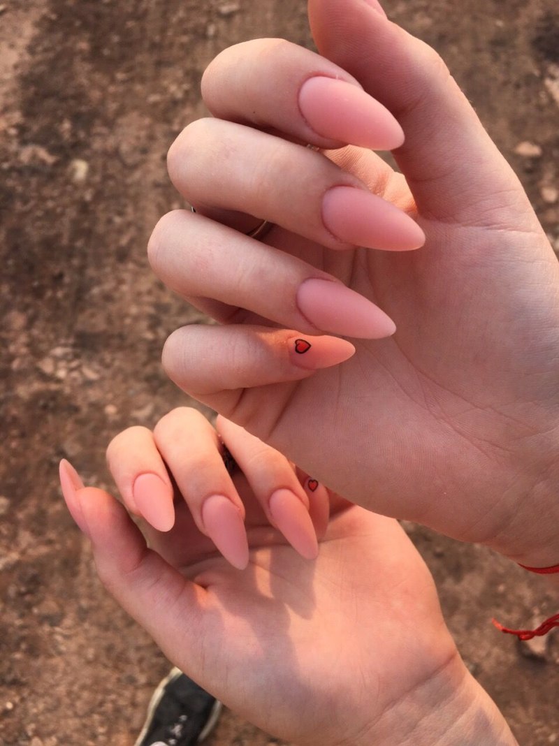 Молодёжный маникюр на длинные ногти миндаль