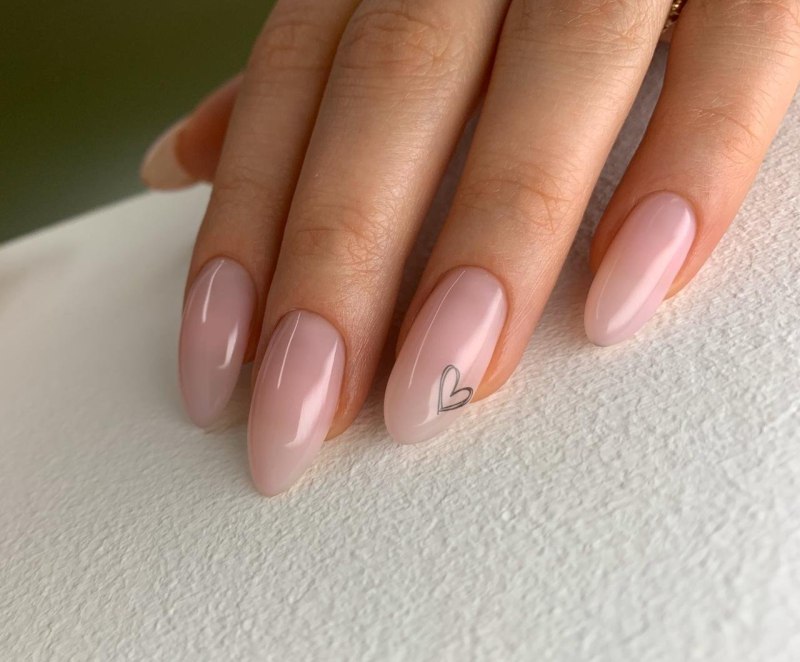 Нюдовые ногти в школу миндаль