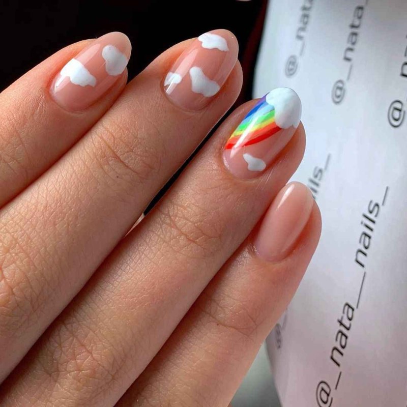 Маникюр с облачками и радугой