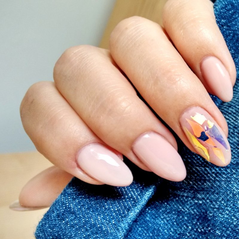 Маникюр миндаль пляж