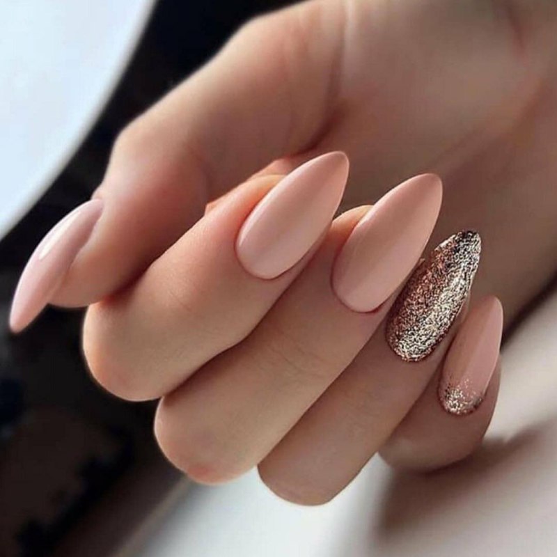 Ногти миндаль яркие