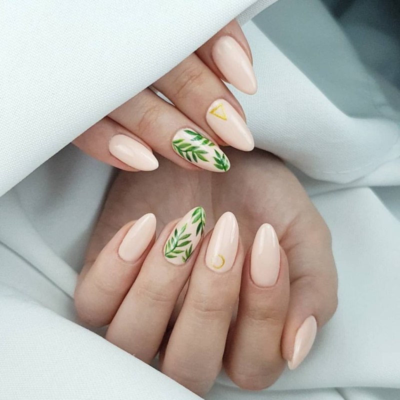 Розовый френч на миндалевидных ногтях 2021