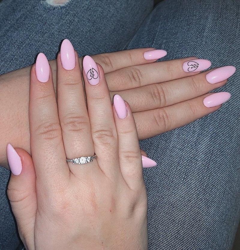 Розовый френч на миндалевидных ногтях