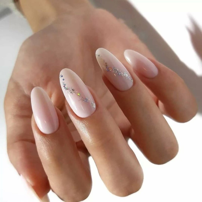 Длинные розовые ногти