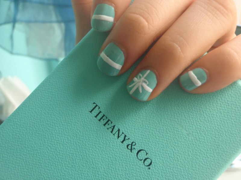 Мятный маникюр