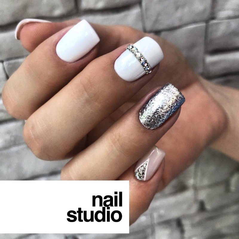 Нюдовый маникюр 2022 с блестками