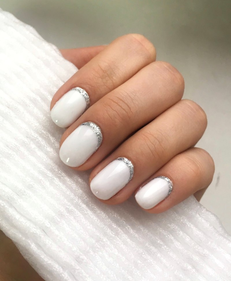 Белыйманикюп с блестками