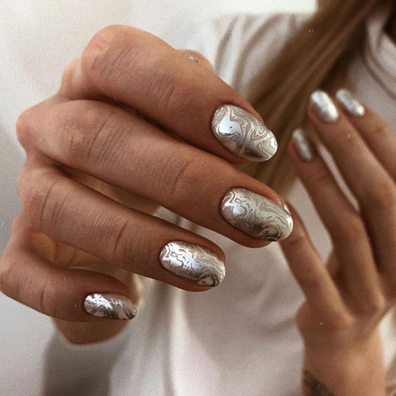 Маникюр розовый с серебром