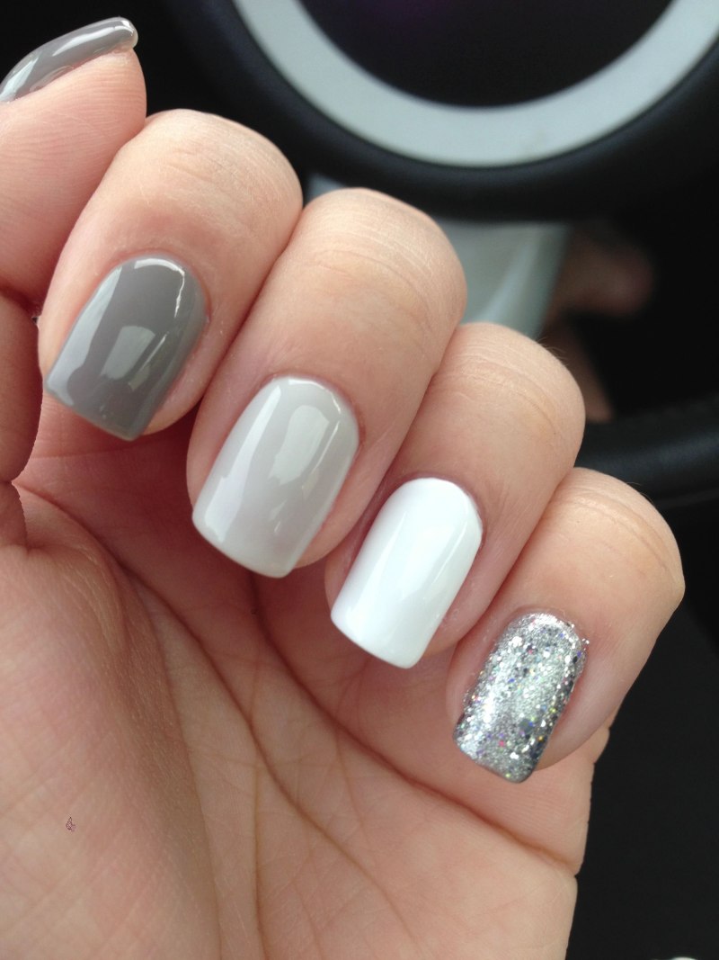 Бело серебристый маникюр