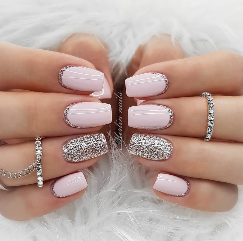 Белый маникюр с блёстками на короткие ногти