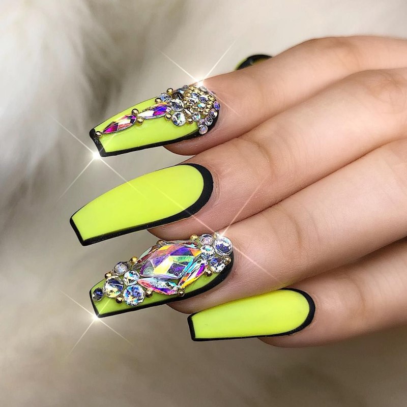 Маникюр со светоотражающим лаком