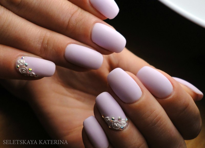 Светлый матовый маникюр