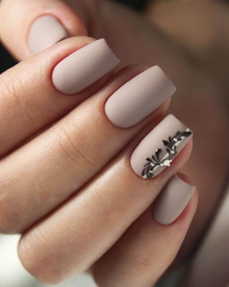 Матовый нюдовый маникюр