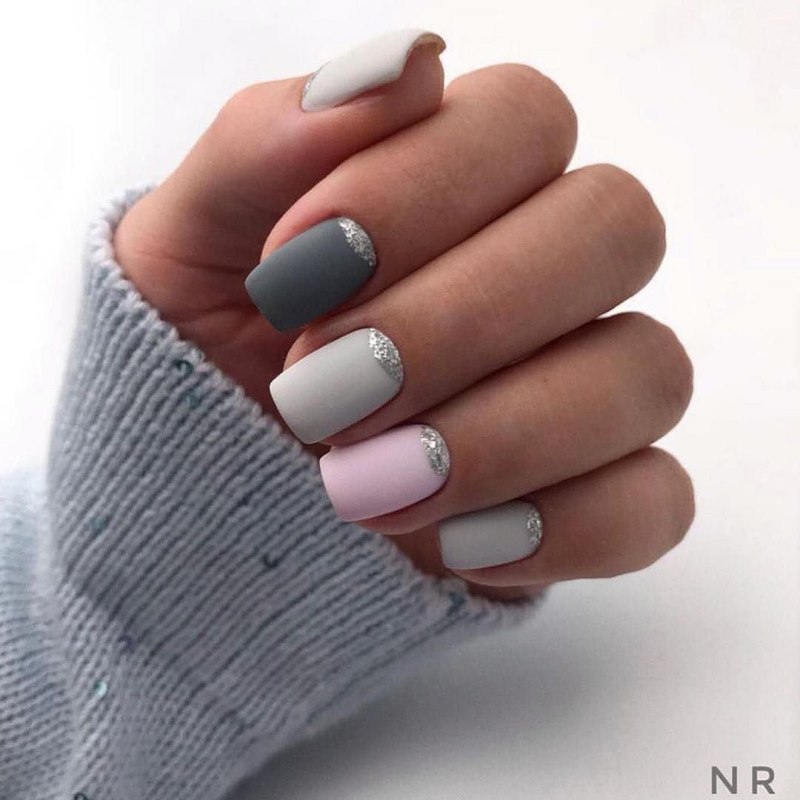 Серо-розовый маникюр