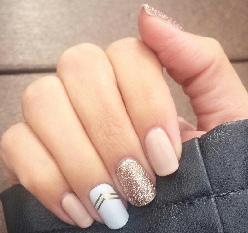 Маникюр бежевый с белым